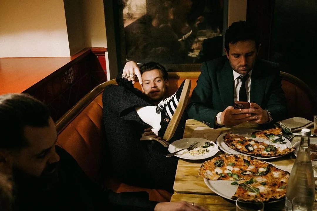 Фото зроблено за два тижні до австралійських гастролей. І знову вся увага на кросівок