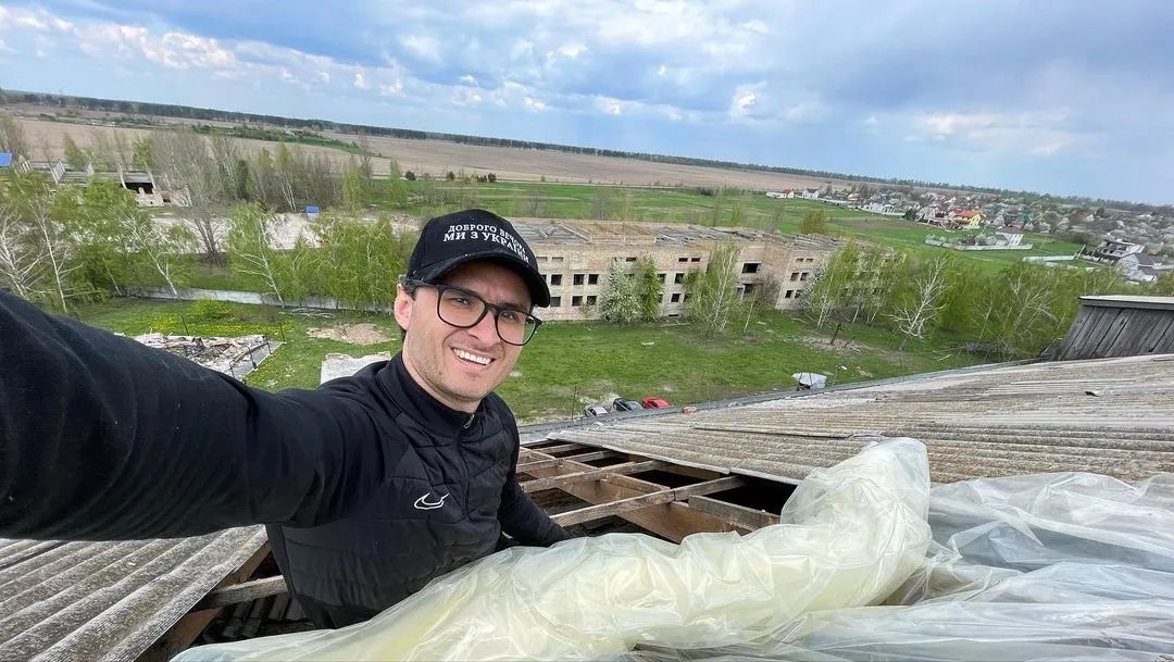 Игорь Ласточкин в составе «Лиги помощи» ремонтирует крышу в больнице