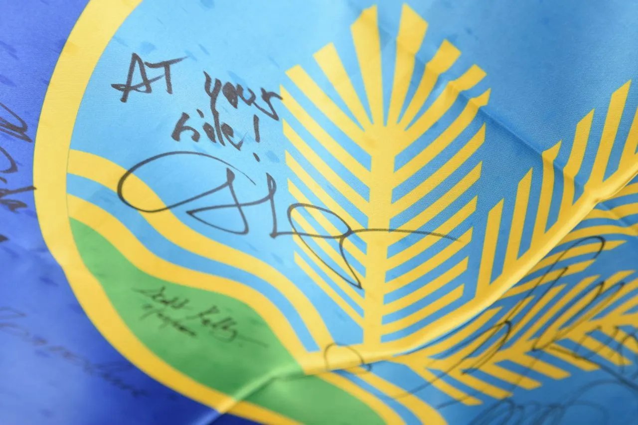 Джорджия Мэлони оставила свою подпись на флаге Ирпеня