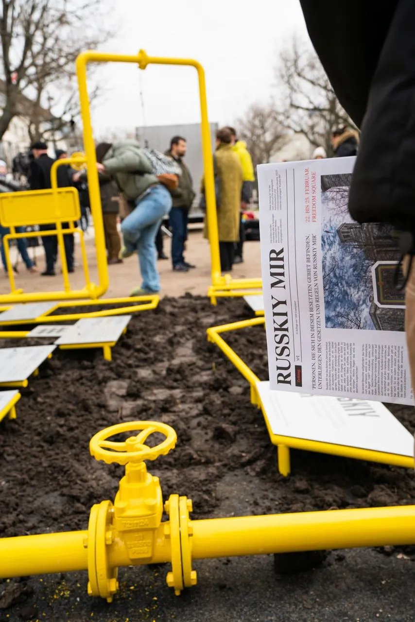 До установки предлагают ознакомиться с газетой Russkiy Mir Zeitung