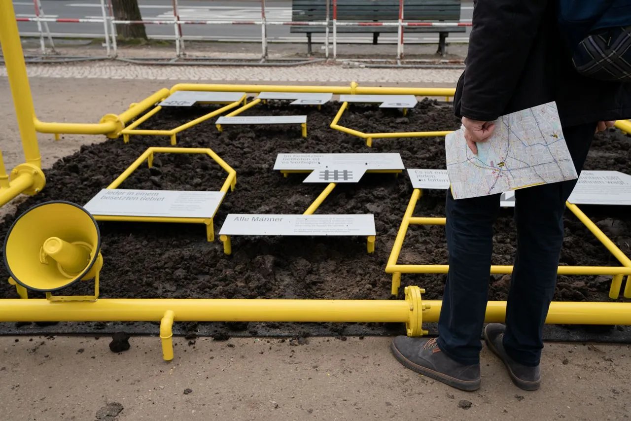 Посреди ограды из газовых труб разместили описание примеров российского шантажа.
