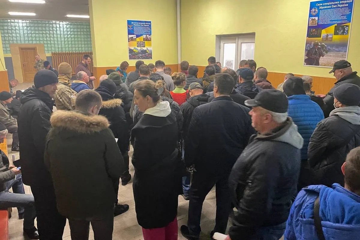 24 лютого 2022: люди вишукуються в черги, щоб встати до лав ЗСУ. Фото: Liga.net 24 лютого 2022: люди вишукуються в черги, щоб встати до лав ЗСУ. Фото: Liga.net