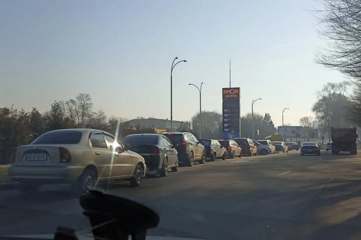 Черги були не тільки у військкомати. Фото: “Пильний погляд”