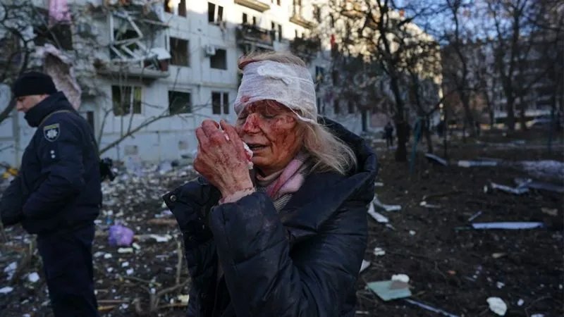 Осколки скла потрапили в очі Олені, повернути зір повністю жінці не вдалось