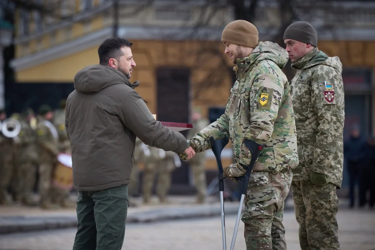 Зеленський вітається з військовими