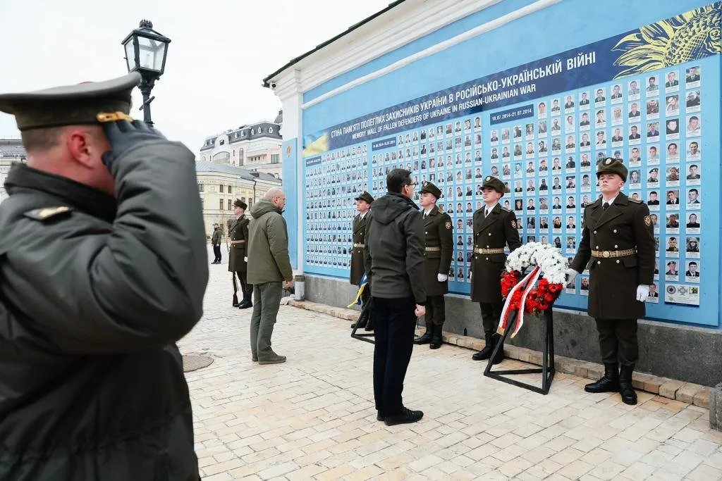 Шмигаль та Моравецький біля Стіни пам'яті полеглих за Україну