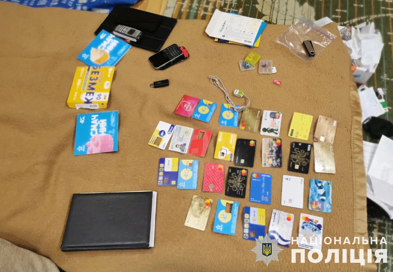 Речі, знайдені у псевдоволонтера під час обшуку