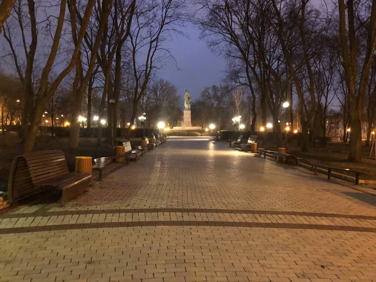 Пустий парк Шевченка у Києві, вечір 24.02.2022. Фото: Ігор Кулик