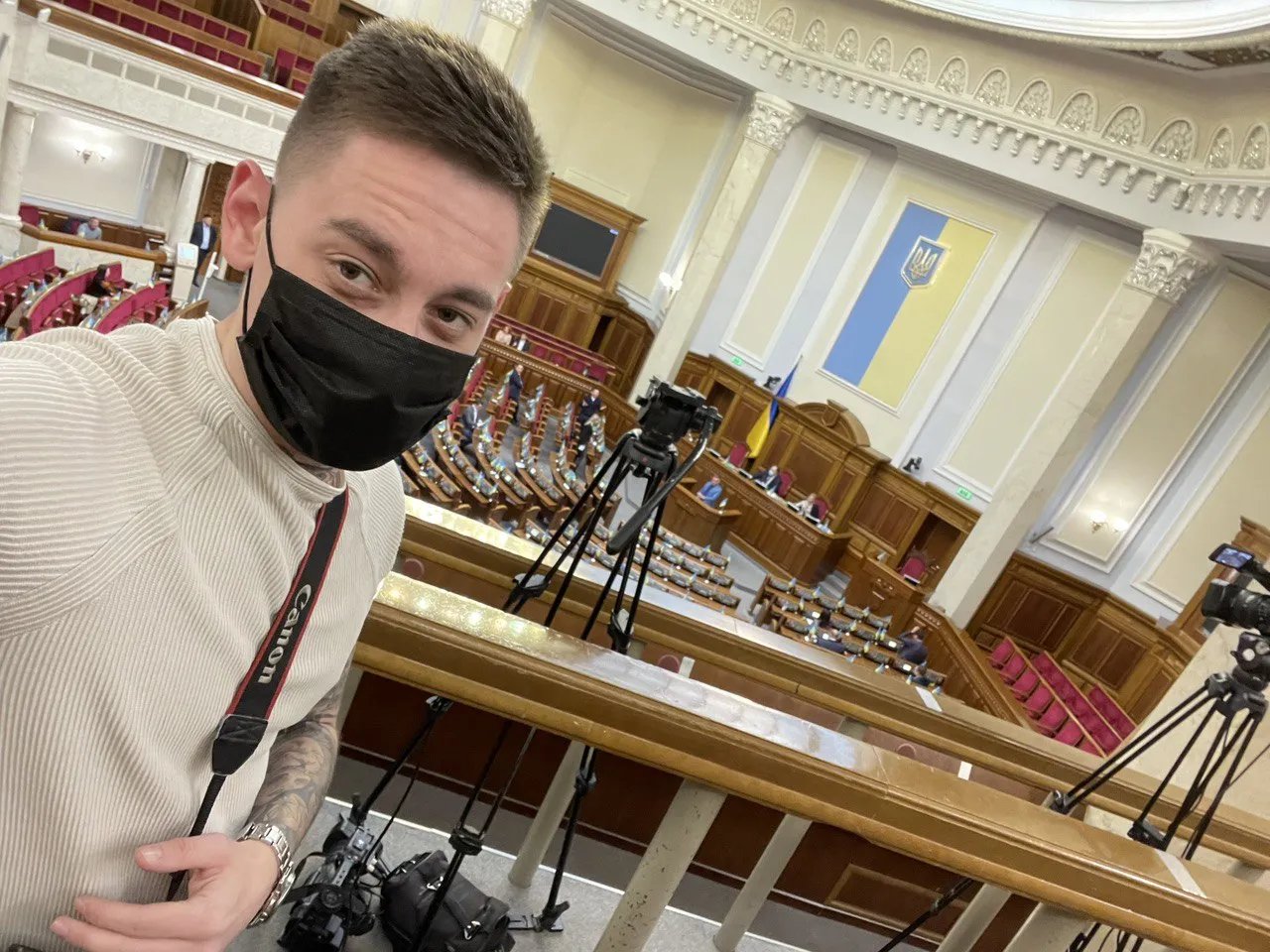 Фото Дмитра з ВР. "Ще кругом бігали депутати з ОПЗЖ", - коментує Гордійчук. 23.02.22.