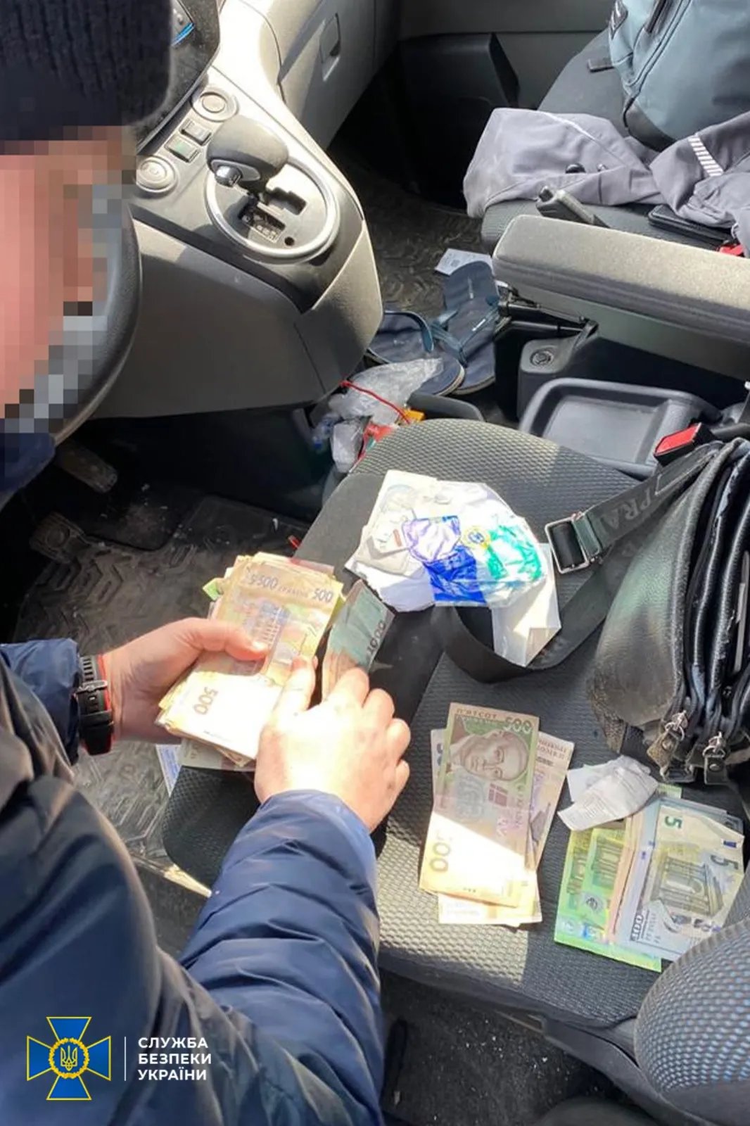 Під час обшуків знайшли гроші та докази незаконної діяльності