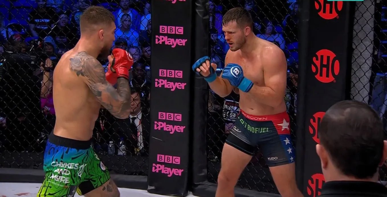 Амосов домінував протягом бою