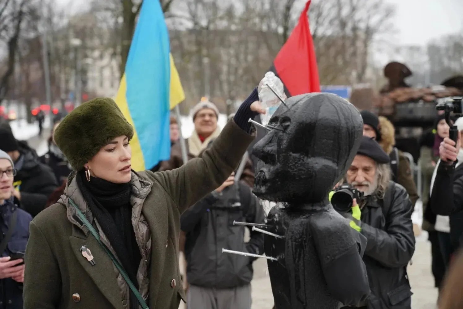 Жінка забиває цвях у голову диктатора путіна