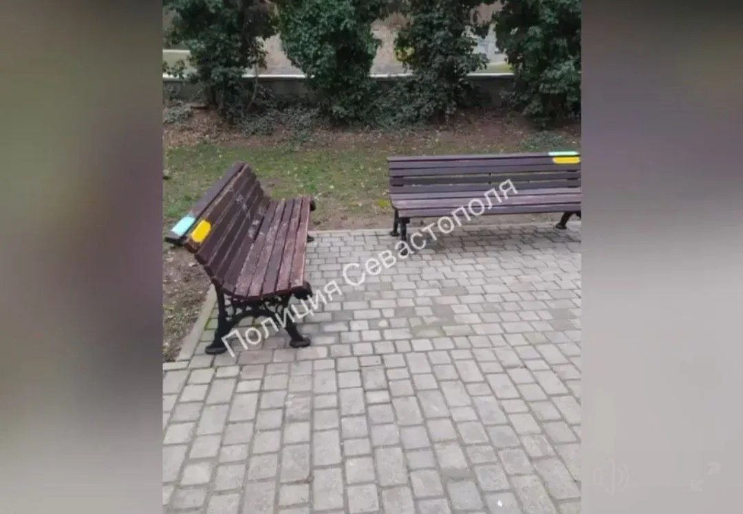 Дві розмальовані лавочки