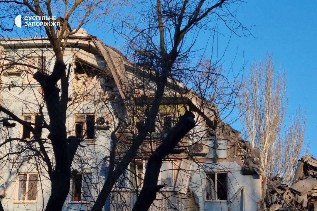 Так виглядає будинок, куди вдарили рашисти, фото: "Суспільне Запоріжжя"