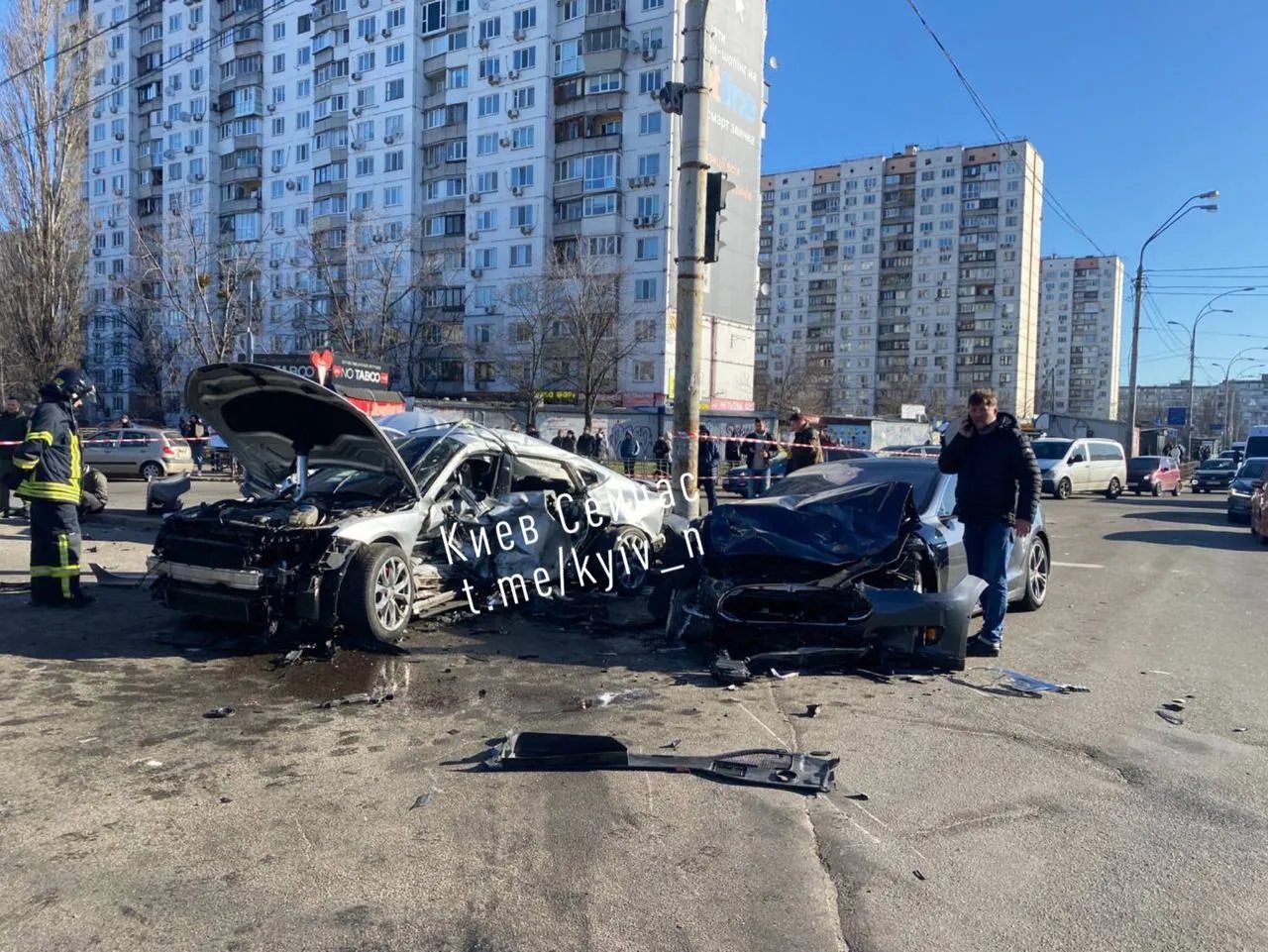 В Киеве произошла масштабная авария, столкнулись три автомобиля — есть  пострадавшие