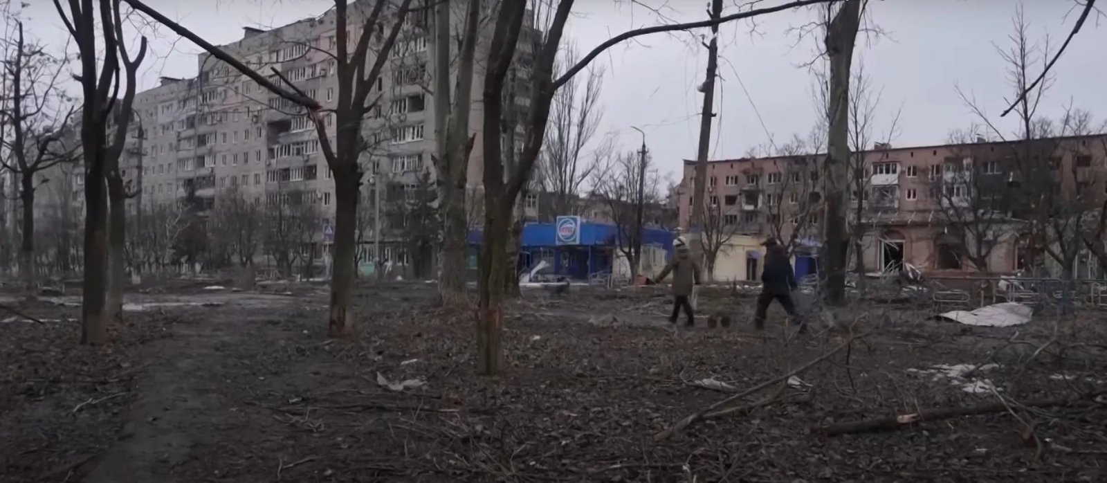 Попри постійні обстріли, нестачу їжі та води, деякі мешканці залишаються у місті