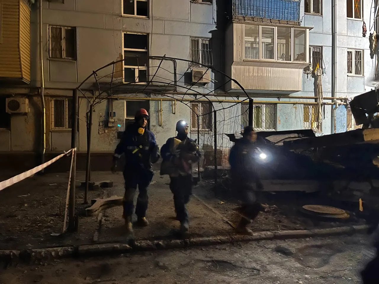 У Запоріжжі тривають рятувальні роботи у зруйнованому ракетою будинку, з-під завалів дістали кількох тварин 1