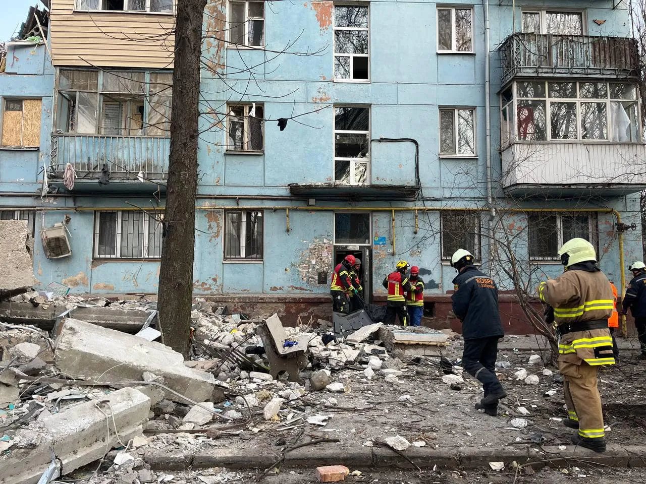 Кількість жертв зросла: у Запоріжжі рятувальники витягли з-під завалів тіло жінки 1