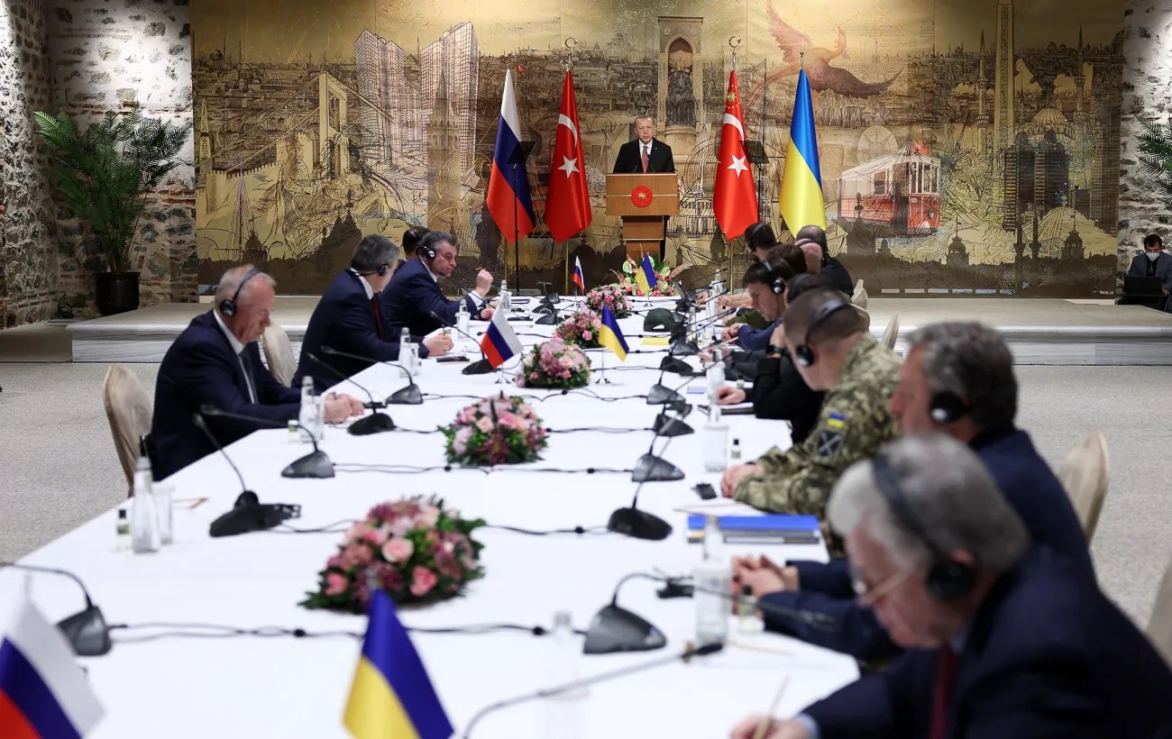 Скоротити армію та знести всі пам'ятники Бандері. Що вимагала росія від України на переговорах рік тому 1