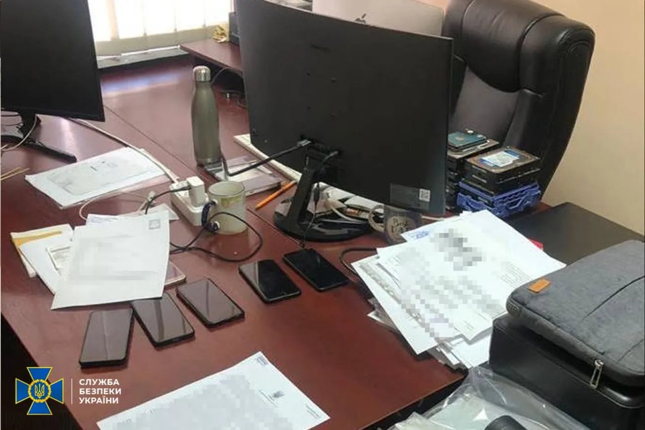 Вилучені документи та телефони