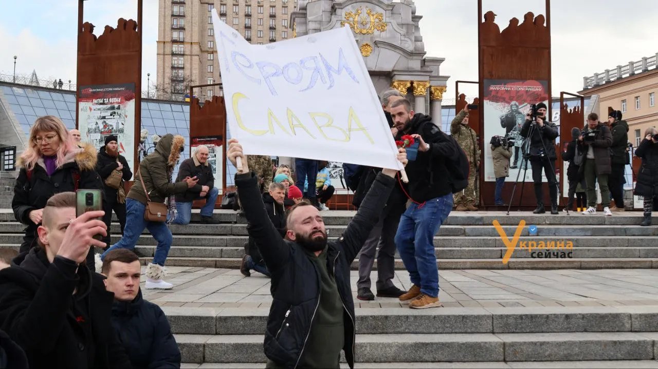 Проводить в последний путь героев пришли сотни людей. Фото: УС