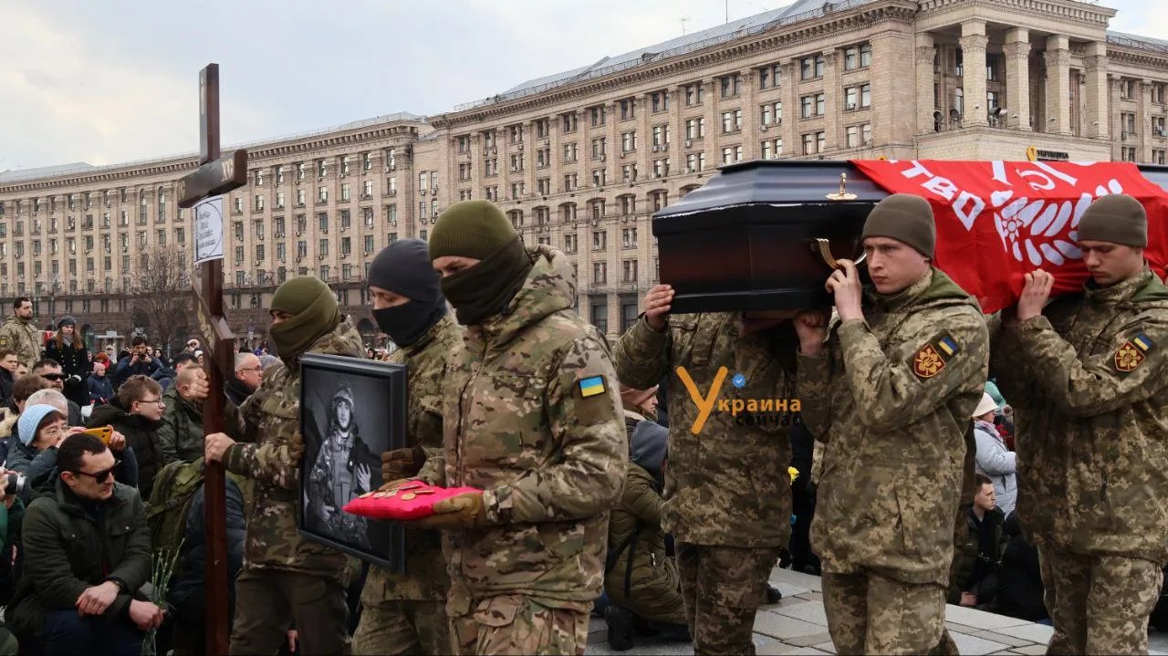 Военные несут гроб. Фото: УС