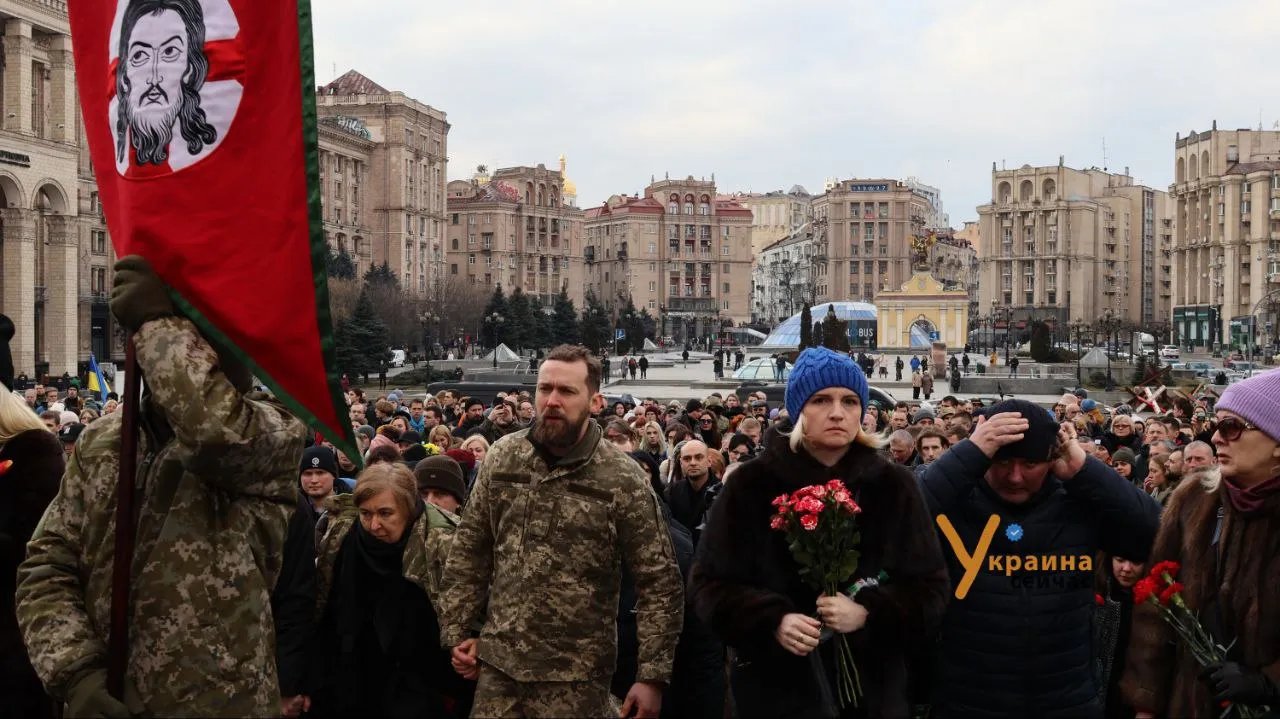 Киевляне приносят цветы погибшим героям. Фото: УС