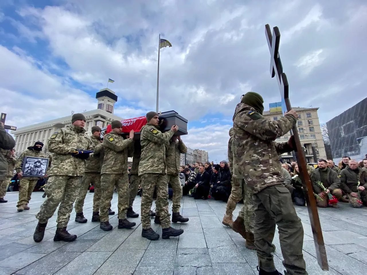 Военный держит фото Богдана Лягова. Фото: Игорь Захаренко