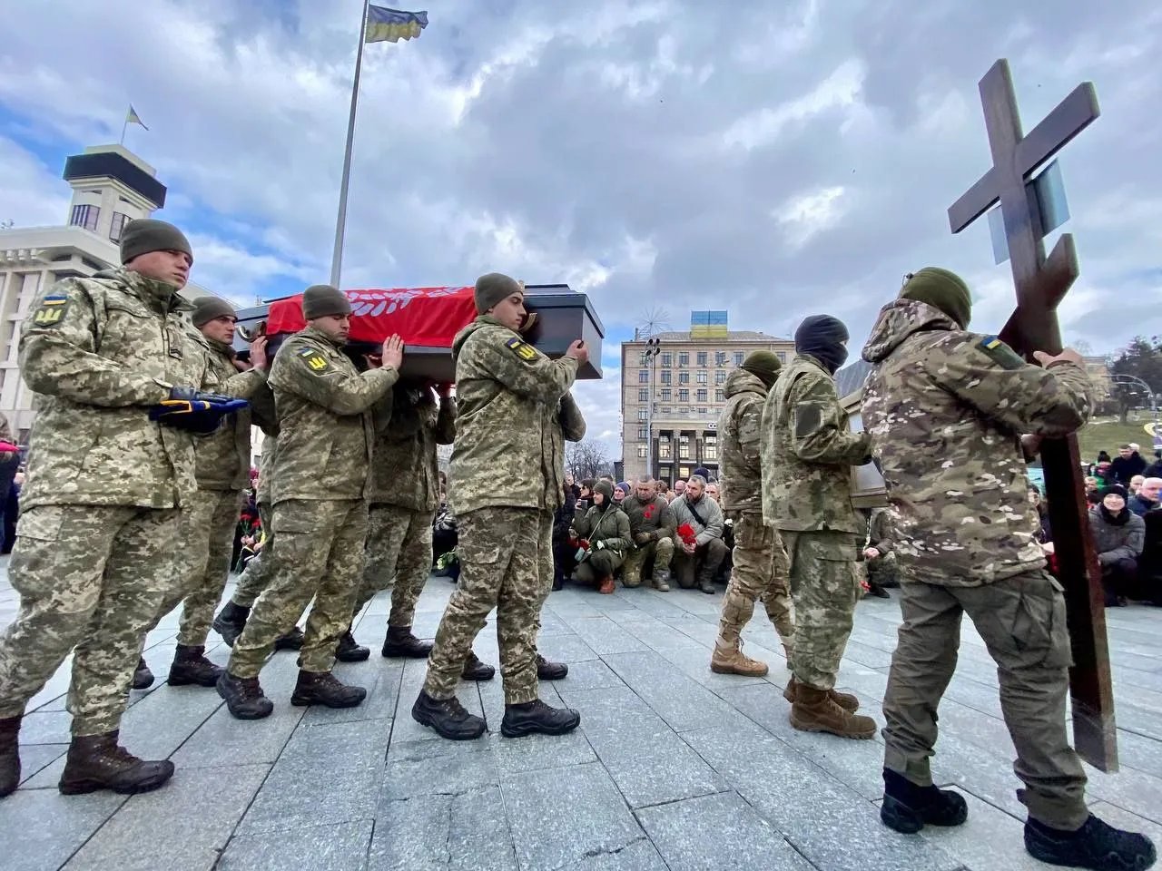 Героев провожают на коленях. Фото: Игорь Захаренко