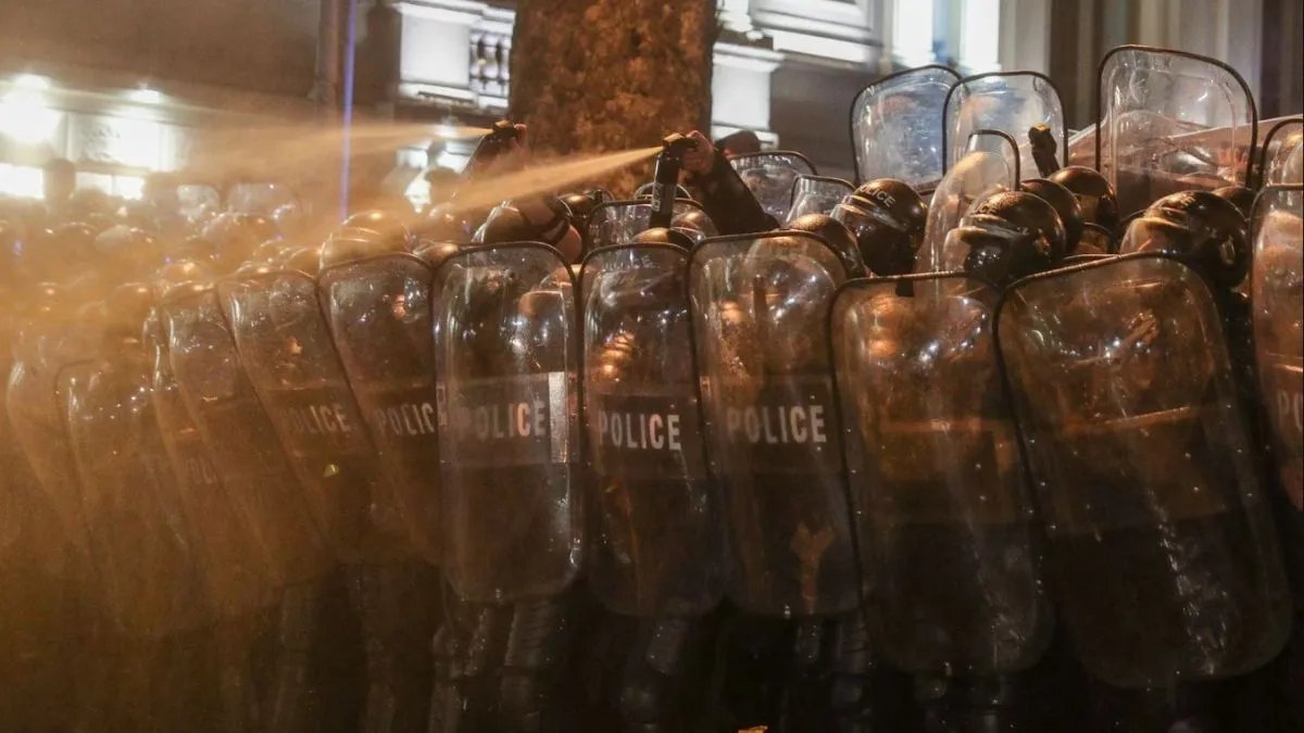Поліцейські намагаються розігнати протестувальників Поліцейські намагаються розігнати протестувальників