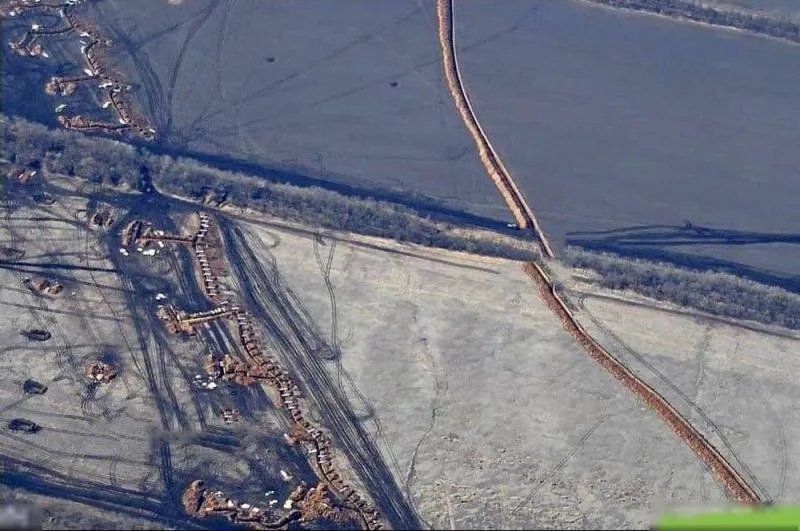 Супутнікові знімки російських укріплень Супутнікові знімки російських укріплень