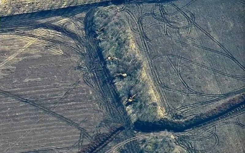 Супутнікові знімки російських укріплень Супутнікові знімки російських укріплень