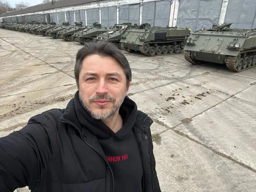 Сергій Притула серед військової техніки
