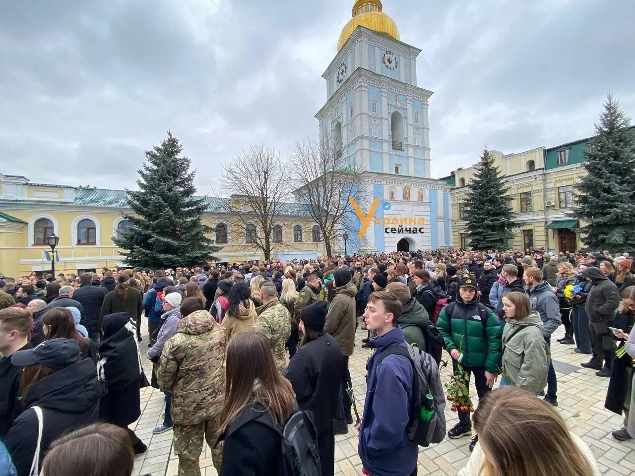 Віддати шану Герою та провести його в останню путь прийшли сотні людей, фото: "Украина Сейчас"