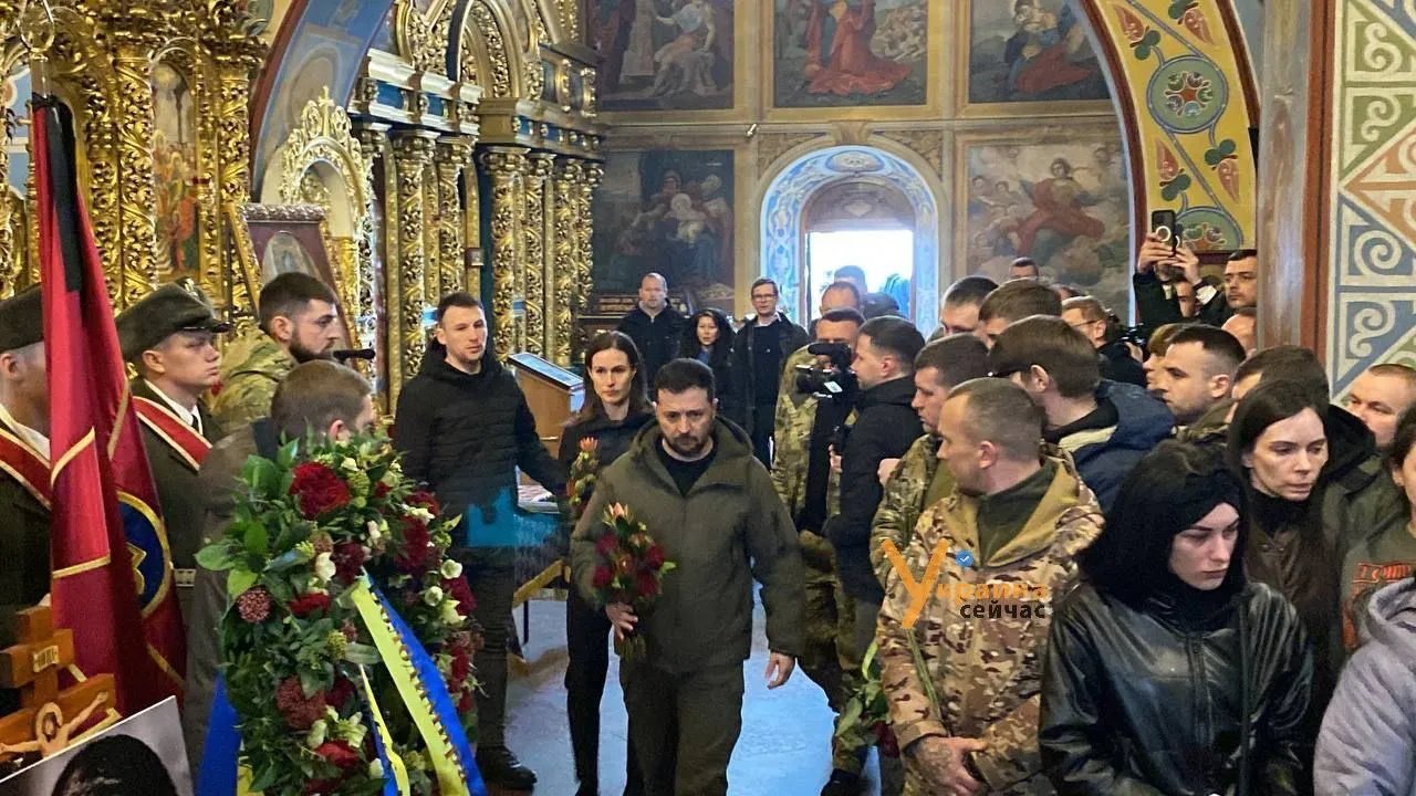 На панахиді присутні близькі та знайомі полеглого захисника, фото: "Украина Сейчас"