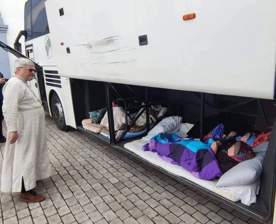 Людей, які не можуть пересуватися, вивозили лежачи Людей, які не можуть пересуватися, вивозили лежачи