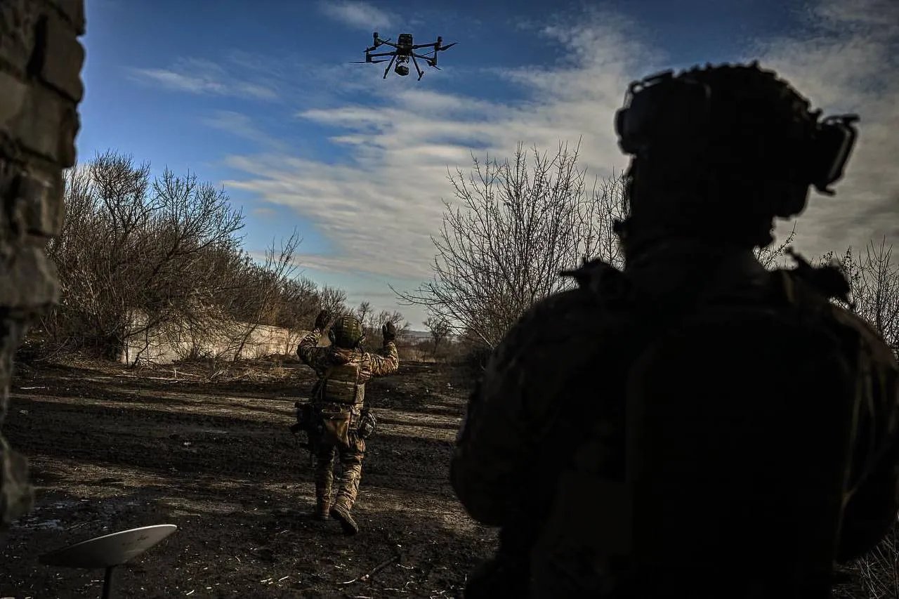 Військові запускають дрон