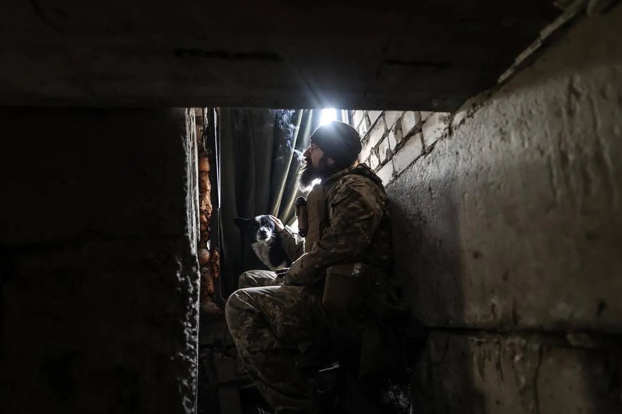 Український військовий з собакою