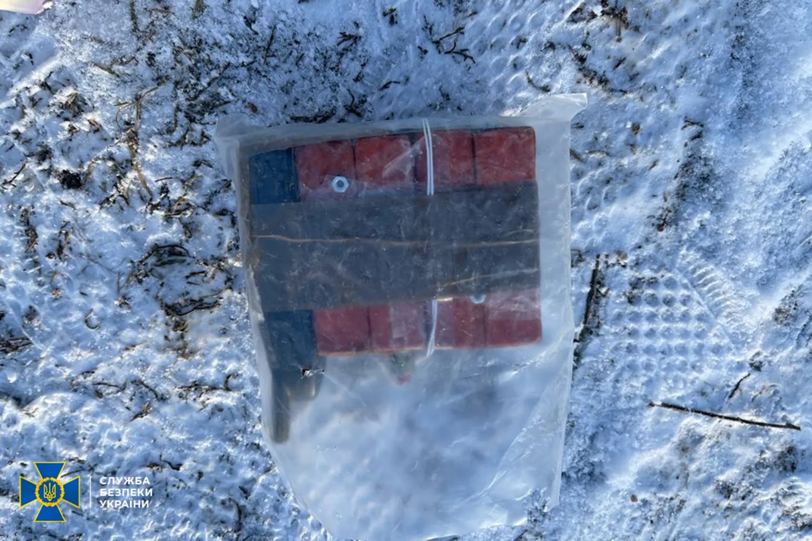 Поблизу одного з будинків, де проживають українські військові, знайшли ворожий схрон з вибухівкою, яку затриманий планував застосувати для вчинення терактів