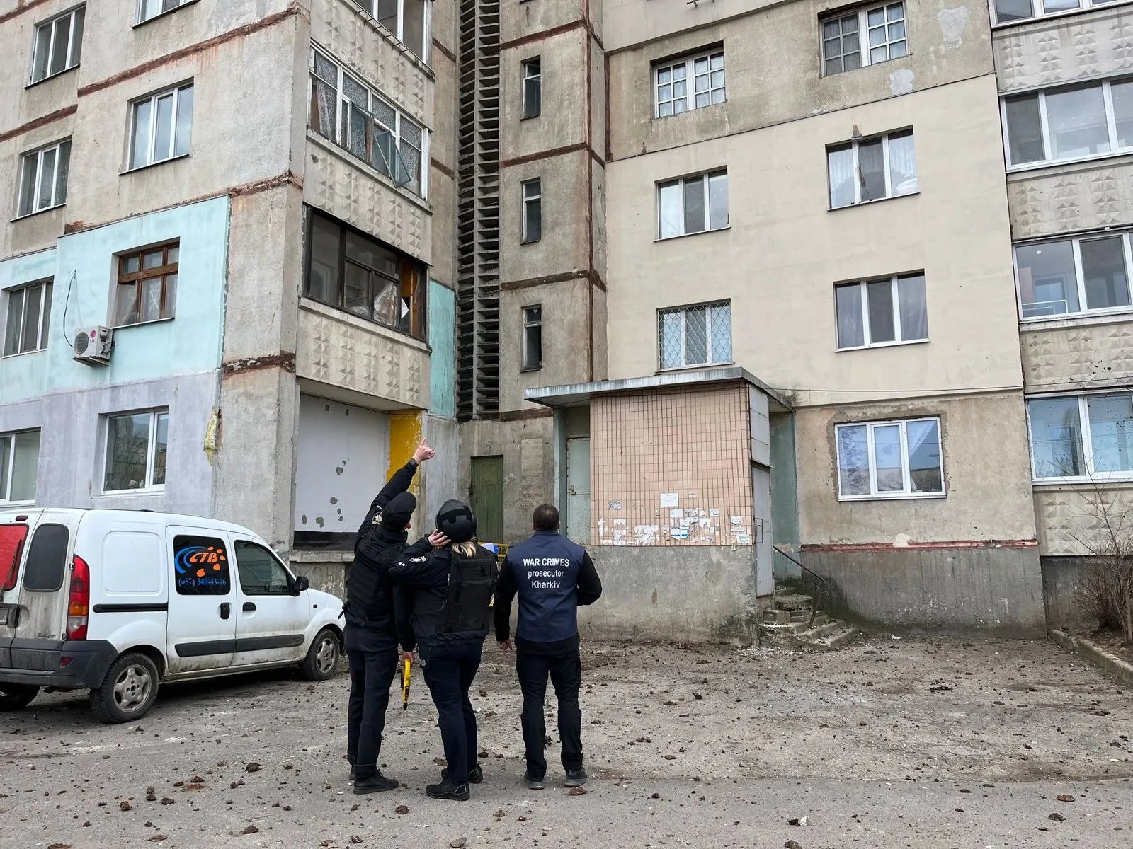 Правоохоронці проводять огляд місця події, збирають речові докази та документують наслідки обстрілу