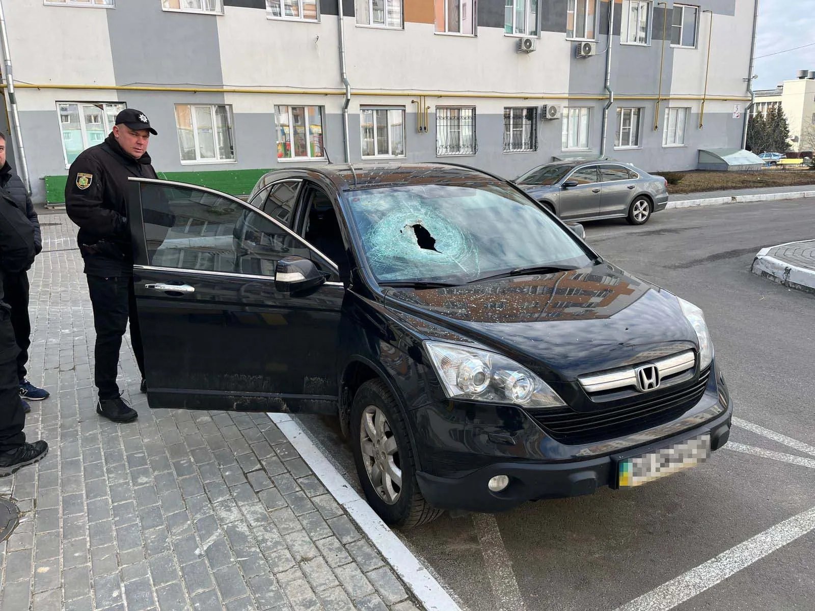 Внаслідок влучання ракети частково пошкоджена будівля навчального закладу, прилеглі будинки та автомобілі громадян