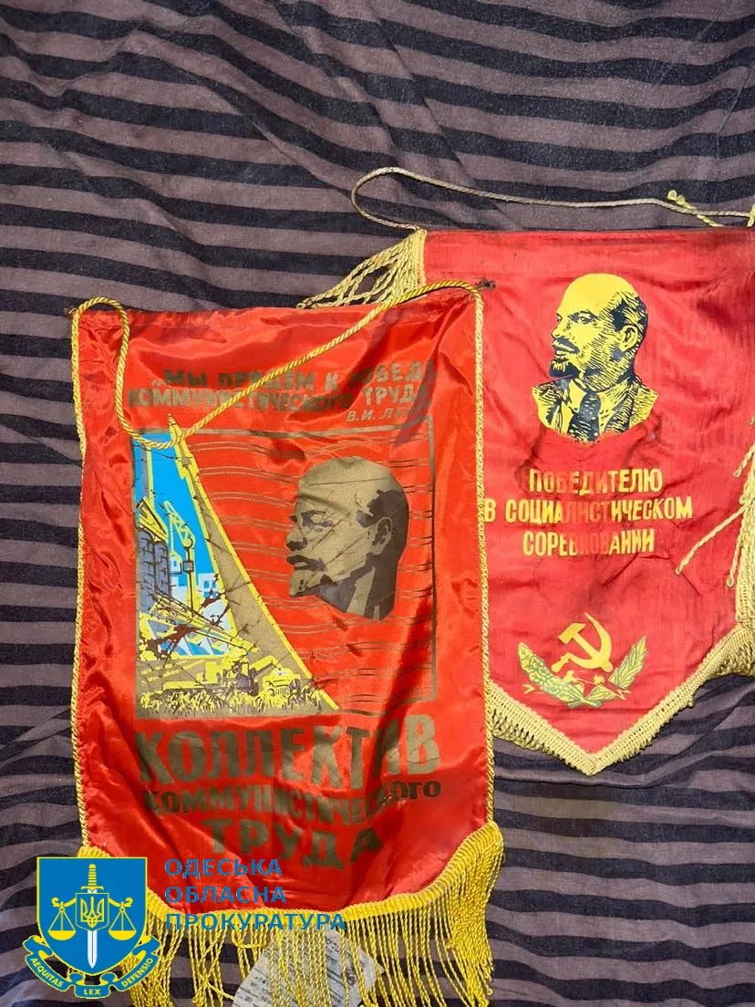 Під час обшуків правоохоронці знайшли радянську символіку