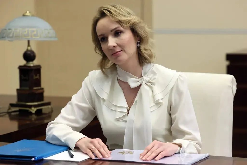МКС також видав ордер на арешт уповноваженого з прав дитини Росії Марії Львової-Бєлової, звинувативши її у військових злочинах.