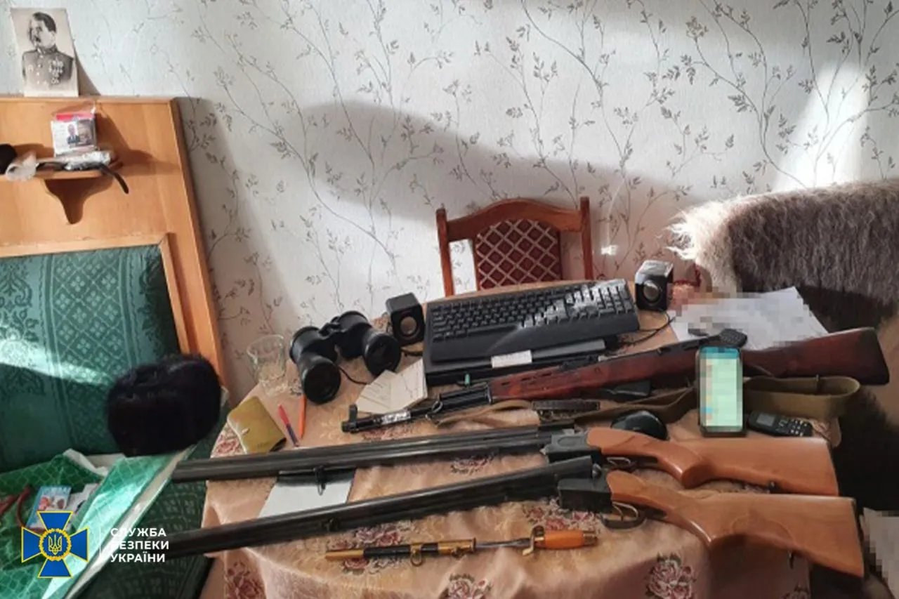 Во время обыска обнаружили российские паспорта и оружие