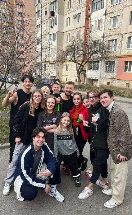 Та же девочка (в красном) и её группа поддержки