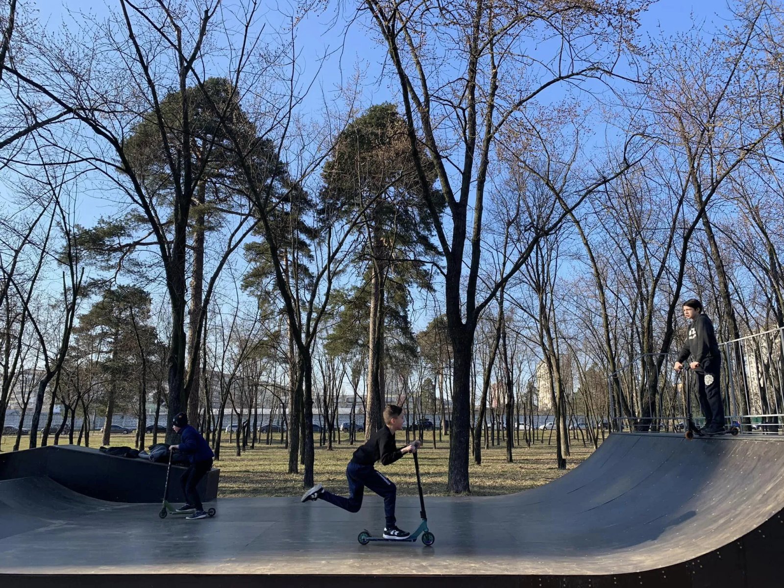 Парк розташований біля стадіону на вулиці Тростянецькій, 58А