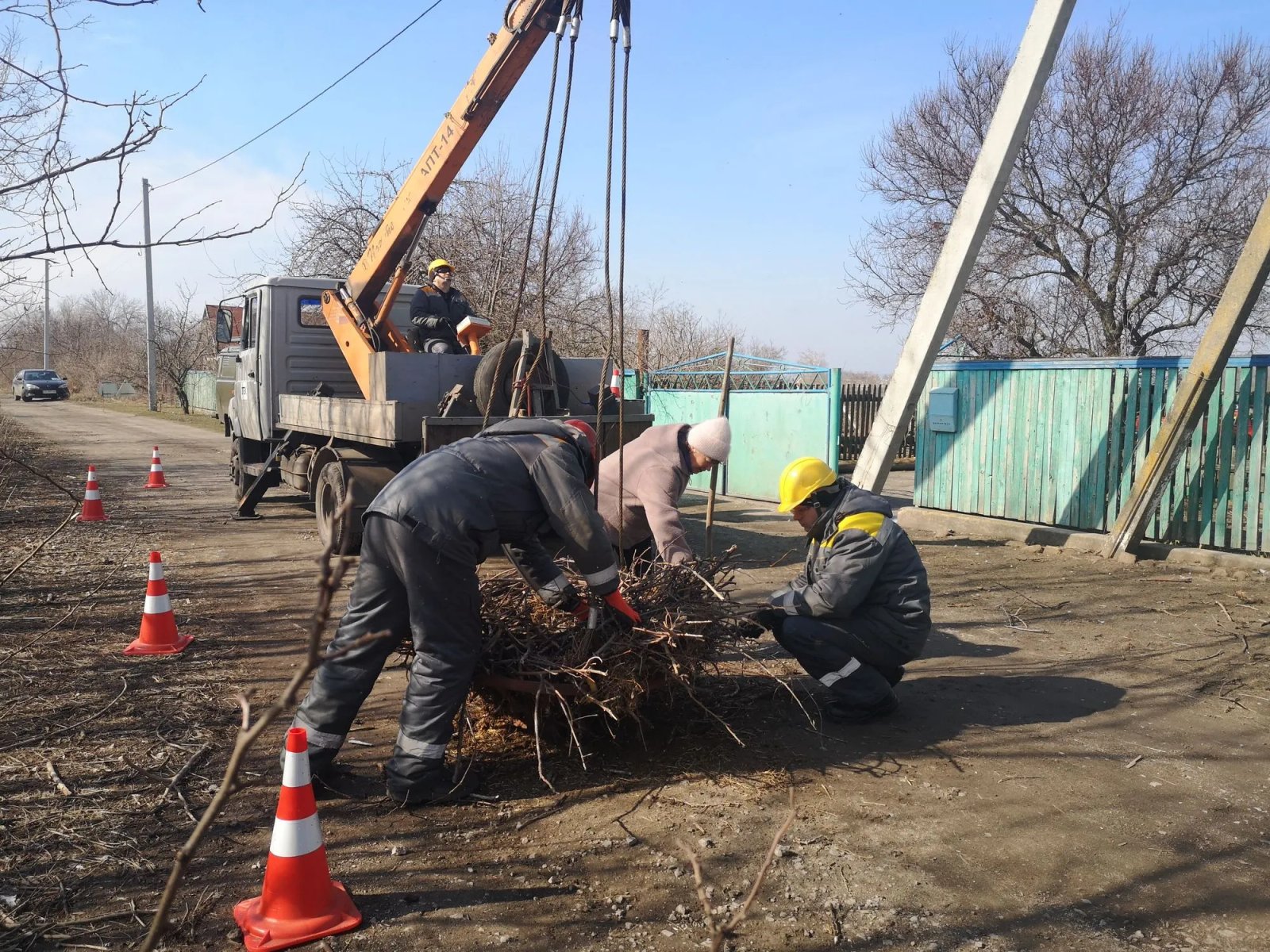 Гніздо обережно переносять на платформу Гніздо обережно переносять на платформу