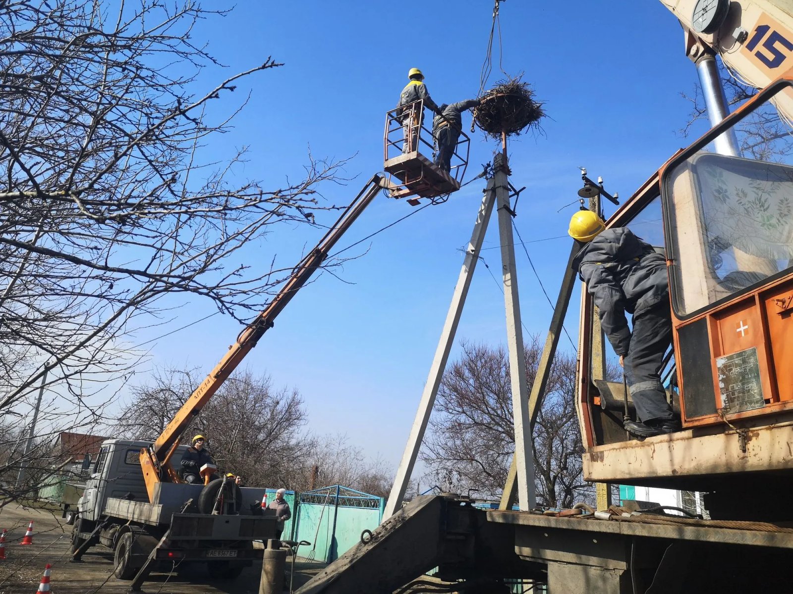 Металеву конструкцію піднімають на електроопору Металеву конструкцію піднімають на електроопору