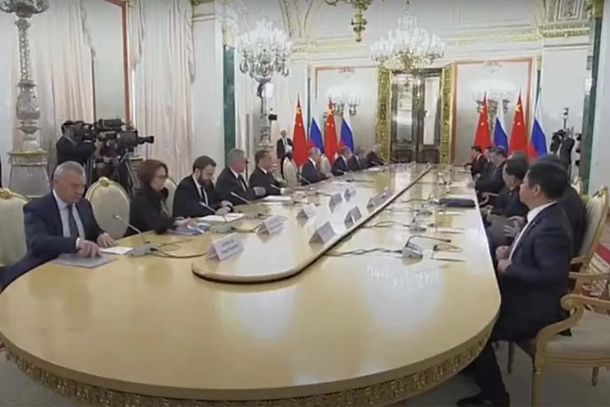 Делегації за столом Делегації за столом