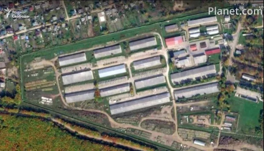 Супутниковий знімок бази резерву та зберігання танків в Арсеньєві 